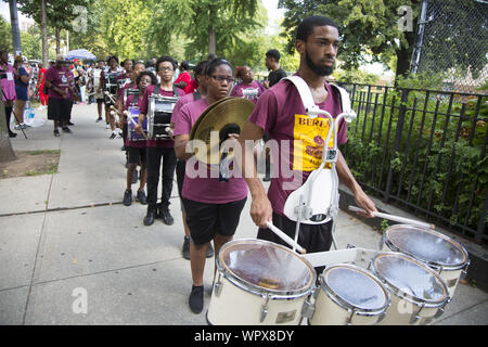 Die jährlichen Universal Hip Hop Parade für Soziale Gerechtigkeit statt zu Ehren von Marcus Garvey in der Bedford Stuyvesant Nachbarschaft von Brooklyn, New York. Stockfoto