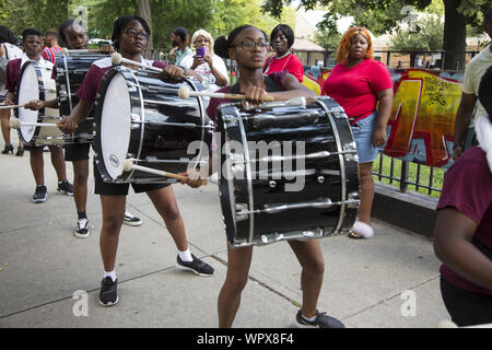 Die jährlichen Universal Hip Hop Parade für Soziale Gerechtigkeit statt zu Ehren von Marcus Garvey in der Bedford Stuyvesant Nachbarschaft von Brooklyn, New York. Stockfoto