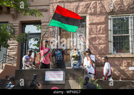 Die jährliche Universal Hip Hop Parade for Social Justice, die zu Ehren von Marcus Garvey im Stadtteil Bedford Stuyvesant in Brooklyn, New York, stattfindet. Vor der Parade findet eine Kundgebung mit Reden statt. Stockfoto