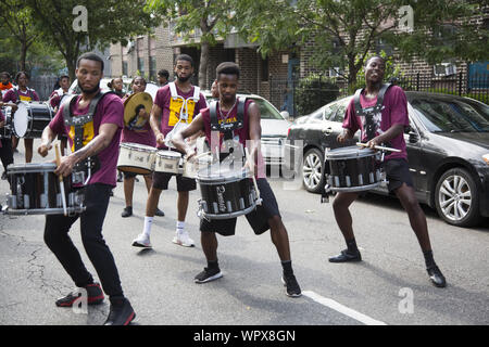 Die jährlichen Universal Hip Hop Parade für Soziale Gerechtigkeit statt zu Ehren von Marcus Garvey in der Bedford Stuyvesant Nachbarschaft von Brooklyn, New York. Stockfoto