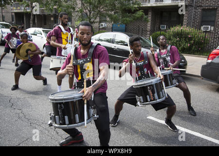 Die jährlichen Universal Hip Hop Parade für Soziale Gerechtigkeit statt zu Ehren von Marcus Garvey in der Bedford Stuyvesant Nachbarschaft von Brooklyn, New York. Stockfoto
