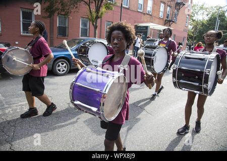 Die jährlichen Universal Hip Hop Parade für Soziale Gerechtigkeit statt zu Ehren von Marcus Garvey in der Bedford Stuyvesant Nachbarschaft von Brooklyn, New York. Stockfoto