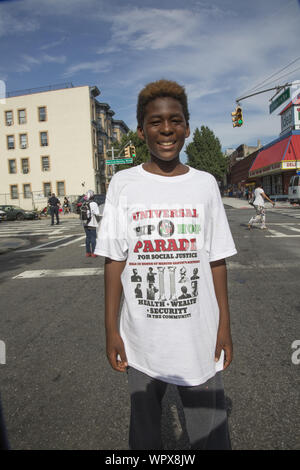 Die jährlichen Universal Hip Hop Parade für Soziale Gerechtigkeit statt zu Ehren von Marcus Garvey in der Bedford Stuyvesant Nachbarschaft von Brooklyn, New York. Lokale jugendlich bei der Parade. Stockfoto