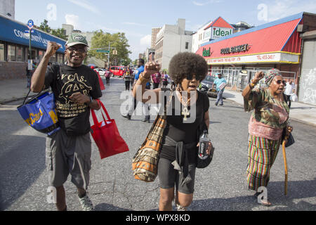 Die jährlichen Universal Hip Hop Parade für Soziale Gerechtigkeit statt zu Ehren von Marcus Garvey in der Bedford Stuyvesant Nachbarschaft von Brooklyn, New York. Aktivist 'alten Zeiten' führen die Parade. Stockfoto