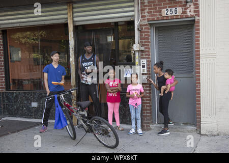 Die jährlichen Universal Hip Hop Parade für Soziale Gerechtigkeit statt zu Ehren von Marcus Garvey in der Bedford Stuyvesant Nachbarschaft von Brooklyn, New York. Stockfoto