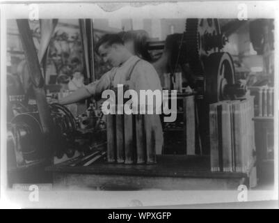 Mann an der Maschine die großen Patrone Fällen in einem amerikanischen Gun Shop Stockfoto