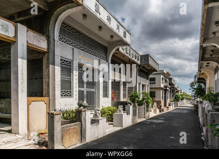 Manila, Philippinen - 5. März 2019: Chinesischer Friedhof im Stadtteil Santa Cruz. Straße von Gräbern als Häuser unter schweren Wolkenlandschaft gebaut. Stockfoto