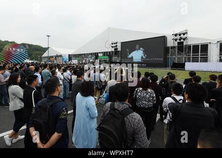 Zhejiang, Zhejiang, China. 10 Sep, 2019. Am 13. Oktober 2016, das Publikum beobachtet Ma Yun's Rede live an den 2016 Hangzhou Yunqi Konferenz. Credit: SIPA Asien/ZUMA Draht/Alamy leben Nachrichten Stockfoto