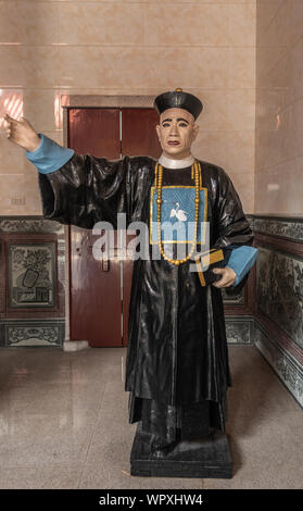 Manila, Philippinen - 5. März 2019: Chinesischer Friedhof im Stadtteil Santa Cruz. Guru oder Priester Statue in zeremonieller Halle und Tempel. Stockfoto