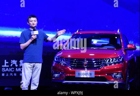 Zhejiang, Zhejiang, China. 10 Sep, 2019. Am 6. Juli 2016, Ma nahmen an der gemeinsame Start von Alibaba und SAIC auf der ersten inländischen Internet Auto in Hangzhou. Credit: SIPA Asien/ZUMA Draht/Alamy leben Nachrichten Stockfoto