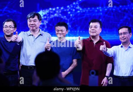 Zhejiang, Zhejiang, China. 10 Sep, 2019. Am 6. Juli 2016, Ma nahmen an der gemeinsame Start von Alibaba und SAIC auf der ersten inländischen Internet Auto in Hangzhou. Credit: SIPA Asien/ZUMA Draht/Alamy leben Nachrichten Stockfoto