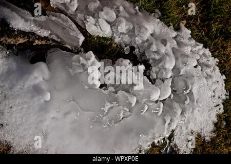 Eis bildete bei undichten Wasserschlauch, Canyon, Texas. Stockfoto