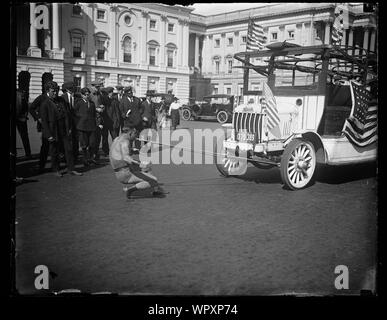 Mann ziehen Bus mit Zähnen außerhalb der USA Capitol, Washington, D.C. Stockfoto