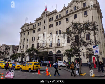 Taxistand am Plaza San Martin im alten Zentrum von Lima Stockfoto