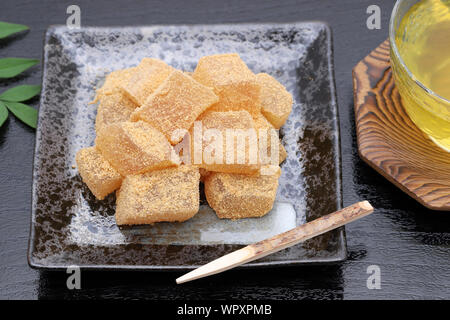 Japanische Süßwaren, Warabi mochi Süßigkeiten Stockfoto
