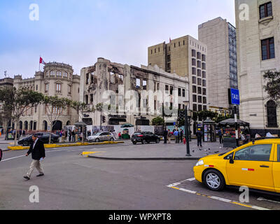 Taxistand am Plaza San Martin im alten Zentrum von Lima Stockfoto