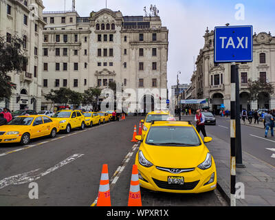 Taxistand am Plaza San Martin im alten Zentrum von Lima Stockfoto