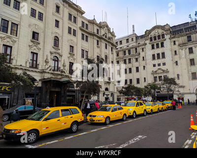 Taxistand am Plaza San Martin im alten Zentrum von Lima Stockfoto