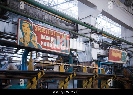 Nischnij Nowgorod, Russland - Okt 7, 2017: Verlassene industrielle Komplex. Großen sowjetischen Russland Poster im Werk. Bleibt der Kommunismus. Stockfoto