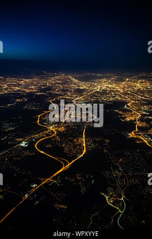 Luftaufnahme von Moskau bei Nacht. Stadt Moskau Bild aus dem Flugzeug Stockfoto