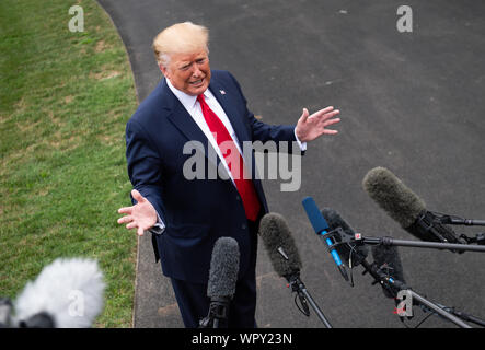 Washington DC, USA. 9. Sep 2019. Präsident Donald Trump spricht mit den Medien, als er das Weiße Haus für eine Kundgebung in North Carolina, in Washington, DC am Montag fährt, 9. September 2019. Foto von Kevin Dietsch/UPI Quelle: UPI/Alamy leben Nachrichten Stockfoto