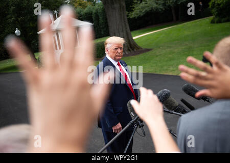 Washington DC, USA. 9. Sep 2019. Präsident Donald Trump spricht mit den Medien, als er das Weiße Haus für eine Kundgebung in North Carolina, in Washington, DC am Montag fährt, 9. September 2019. Foto von Kevin Dietsch/UPI Quelle: UPI/Alamy leben Nachrichten Stockfoto