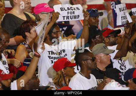 Fayetteville, North Carolina, USA. 9. Sep 2019. Anhänger jubeln während der Rede Präsident Donald Trump für kongreßanwärter Dan Bishop in Fayetteville, North Carolina am 9. September 2019. Foto von Nell Redmond/UPI. Quelle: UPI/Alamy leben Nachrichten Stockfoto