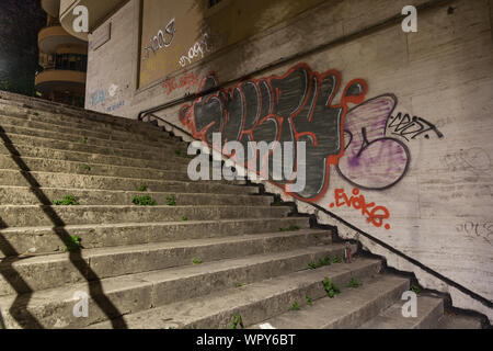 Graffiti auf Schritte von der Via Annia Faustina zur Viale della Piramide Cestia, Rom, Italien. Stockfoto