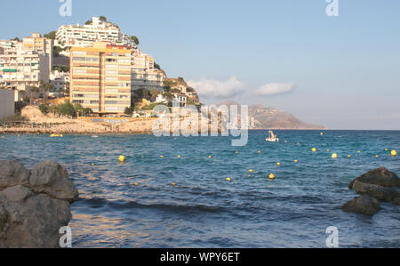 Blick auf Cala de Finestrat in Benidorm im Hintergrund. Finestrat, Alicante, Spanien, 19. August 2019 Stockfoto