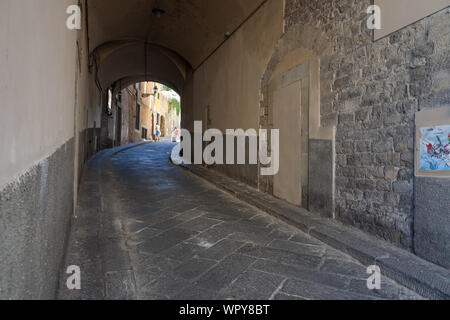 Den Blick von dem steilen, gewundenen, engen Straße (Costa dei Magnoli), Richtung Ponte Vecchio. 50125 Florenz, Toscana, Italien Stockfoto