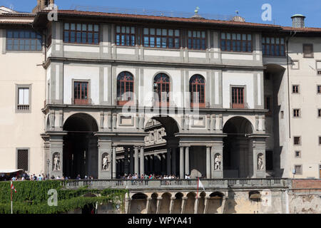 Ansicht der Uffizien Museum über den Fluss Arno. Florenz, Italien. Stockfoto