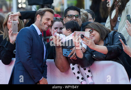 Toronto, Kanada. 9 Sep, 2019. Schauspieler Josh Lucas (L, vorne) Posen für Fotos mit den Fans vor der internationalen Premiere des Films 'Ford v Ferrari' an Roy Thomson Hall während der 2019 Toronto International Film Festival (TIFF) in Toronto, Kanada, an Sept. 9, 2019. Credit: Zou Zheng/Xinhua Stockfoto