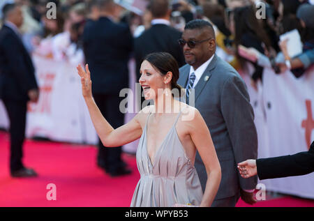 Toronto, Kanada. 9 Sep, 2019. Schauspielerin Caitriona Balfe (Vorne) besucht die Internationale Premiere des Films 'Ford v Ferrari' an Roy Thomson Hall während der 2019 Toronto International Film Festival (TIFF) in Toronto, Kanada, an Sept. 9, 2019. Credit: Zou Zheng/Xinhua Stockfoto