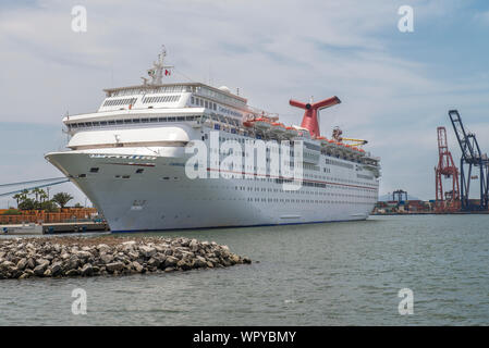 Ensenada, Baja California/MEXIKO - 18. Jul 2018: Handels- und Touristenhafen der Einfahrt in die Bucht, pazifischer Ozean. Stockfoto