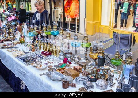 Antiquitäten angezeigt, die für den Verkauf auf einen Stall in der Guildford Antike & Brocante Street Market, High Street, Guildford, Surrey, Südosten, England, Grossbritannien Stockfoto