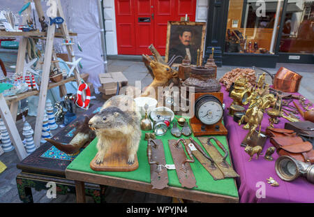 Abschaltdruck Verkauf emphemera und ein Stofftier in Guildford Antike & Brocante Street Market, High Street, Guildford, Surrey, Südosten, England, Grossbritannien Stockfoto