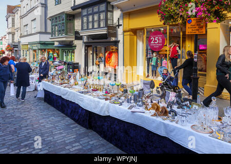 Antiquitäten angezeigt, die für den Verkauf auf einen Stall in der Guildford Antike & Brocante Street Market, High Street, Guildford, Surrey, Südosten, England, Grossbritannien Stockfoto