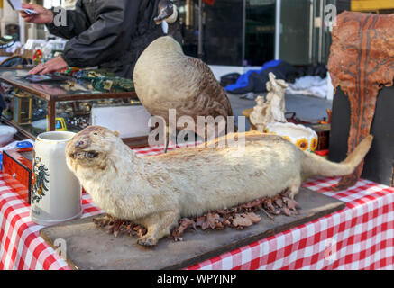 Mit Stofftieren Stall für den Verkauf in der Guildford Antike & Brocante Street Market, High Street, Guildford, Surrey, Südosten, England, Grossbritannien Stockfoto