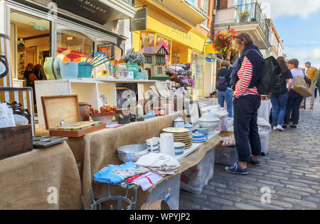 Geschirr angezeigt zum Verkauf auf einen Markt in der Guildford Antike & Brocante Street Market, High Street, Guildford, Surrey, Südosten, England, Grossbritannien Abschaltdruck Stockfoto