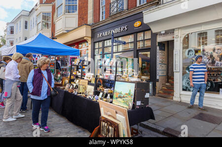 Mit der Anzeige der Bilder und Antiquitäten in der Guildford Antike & Brocante Street Market, High Street, Guildford, Surrey, Südosten, England, Grossbritannien Abschaltdruck Stockfoto