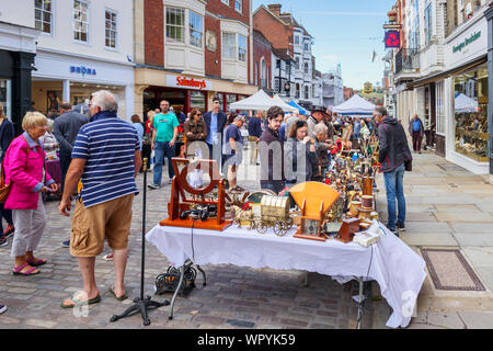 Antiquitäten angezeigt, die für den Verkauf auf einen Stall in der Guildford Antike & Brocante Street Market, High Street, Guildford, Surrey, Südosten, England, Grossbritannien Stockfoto