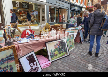 Mit einer Anzeige von Bildern und ephemera in Guildford Antike & Brocante Street Market, High Street, Guildford, Surrey, Südosten, England, Grossbritannien Abschaltdruck Stockfoto