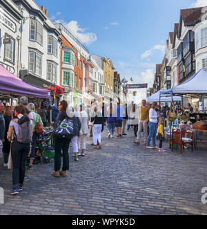 Antiquitäten angezeigt, die für den Verkauf auf Stände in der Guildford Antike & Brocante Street Market, High Street, Guildford, Surrey, Südosten, England, Grossbritannien Stockfoto