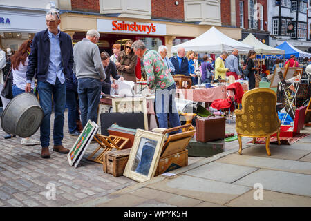 Menschen surfen an einem Bric-a-Brac in Guildford Antike & Brocante Street Market, High Street, Guildford, Surrey, Südosten, England, Grossbritannien Abschaltdruck Stockfoto