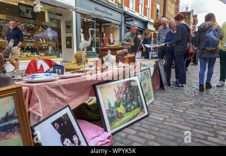 Mit einer Anzeige von Bildern und ephemera in Guildford Antike & Brocante Street Market, High Street, Guildford, Surrey, Südosten, England, Grossbritannien Abschaltdruck Stockfoto