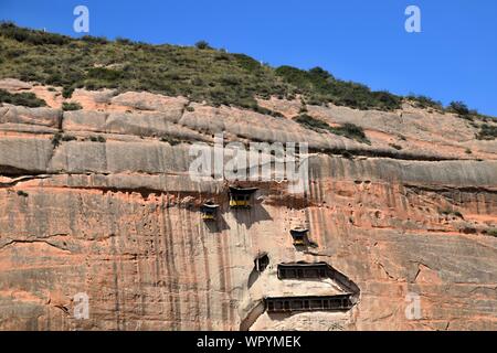 Eines der kleinen Höhlentempel in Matisi, der Pferdehuf Tempel, in der Nähe der Stadt Zhangye in der Provinz Gansu in China. Stockfoto