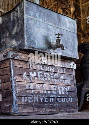 Box und Wasser Tank in jarvie's Store, John jarvie Historisches Anwesen, Braun Park, Utah. Stockfoto