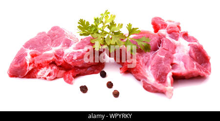 Rohes Rindfleisch Fleisch und Zweige mit Blättern isoliert auf weißem Stockfoto