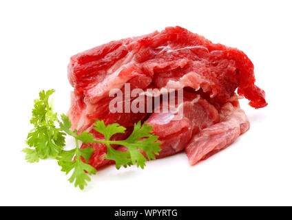 Rohes Rindfleisch Fleisch und Zweige mit Blättern isoliert auf weißem Stockfoto