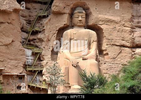 LANZHOU, Gansu Province, China - ca. Mai 2017: Buddha Statue an Anja Cave Tempel (UNESCO-Weltkulturerbe). Stockfoto